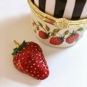 Vintage Strawberry 🍓 Brooch